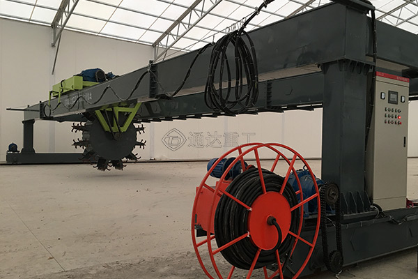 航吊葉輪輪盤(pán)式翻堆機(jī)肥料加工設(shè)備