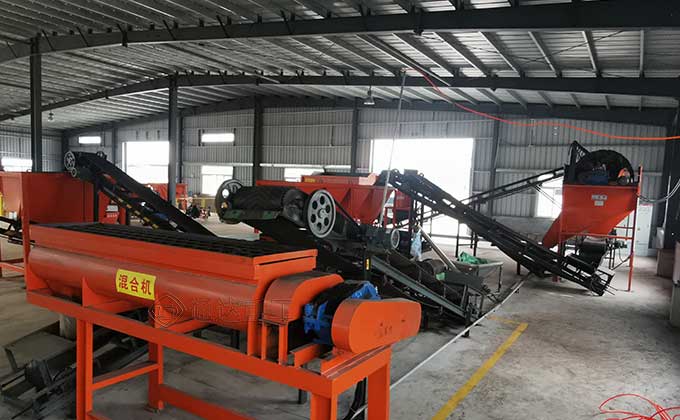 養(yǎng)牛場(chǎng)的牛糞怎么處理變成有機(jī)肥?牛糞有機(jī)肥生產(chǎn)線(xiàn)設(shè)備解決牛糞污染難題