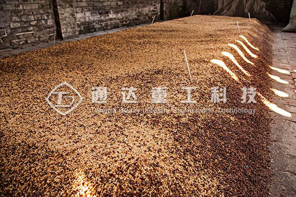  酒糟怎么做成有機(jī)肥?酒糟加工有機(jī)肥配套設(shè)備有哪些?