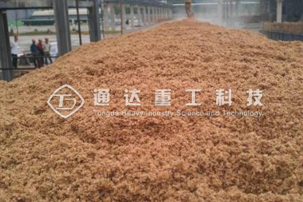  酒糟怎么做成有機(jī)肥?酒糟加工有機(jī)肥配套設(shè)備有哪些?