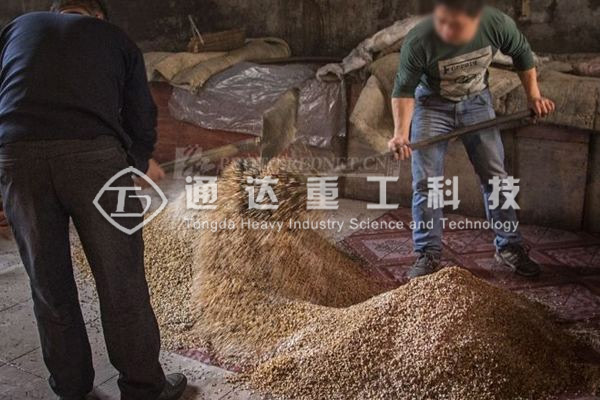  酒糟怎么做成有機(jī)肥?酒糟加工有機(jī)肥配套設(shè)備有哪些?